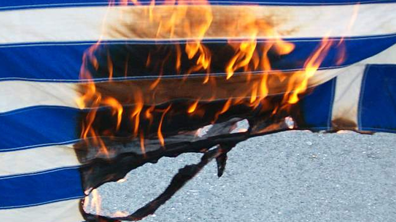 Έκαψαν την ελληνική σημαία στους Αγίους Σαράντα