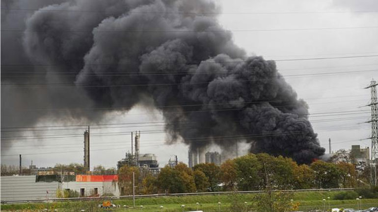 Παχύ στρώμα μαύρου καπνού από πυρκαγιά «παρέλυσε» την κυκλοφορία στην Ολλανδία