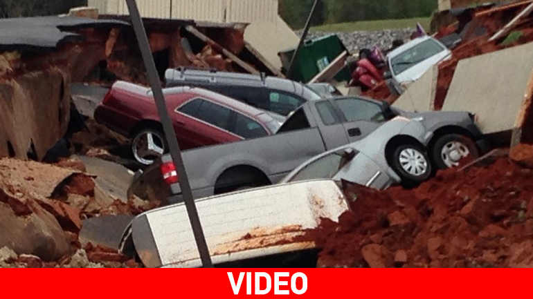 Άνοιξε στα δύο ο δρόμος «καταπίνοντας» τα οχήματα