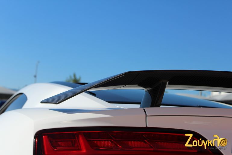 Η πίσω αεροτομή είναι φτιαγμένη από ανθρακονήματα... 