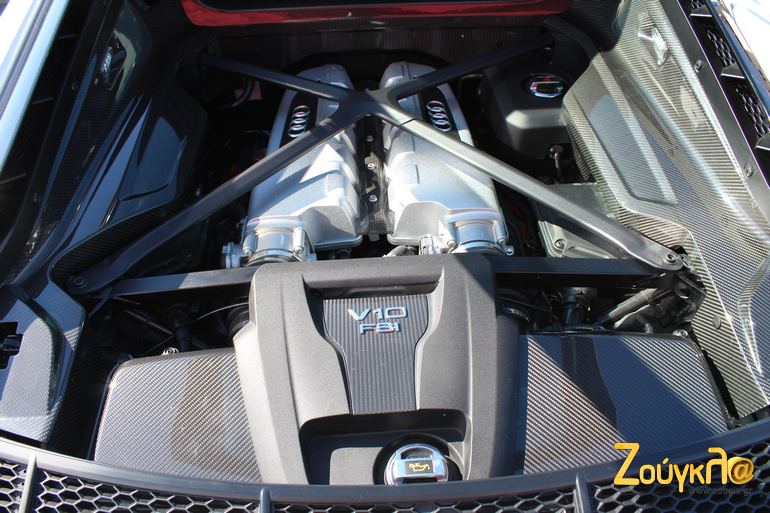 Ο χώρος του κινητήρα βρίσκεται στο πίσω μέρος...