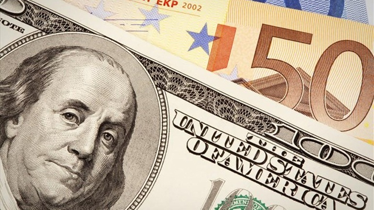 Υποχωρεί το ευρώ