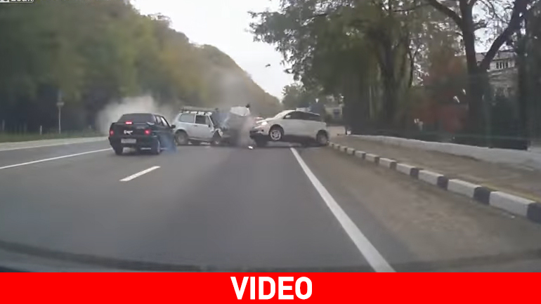 Ρωσία: Καρέ καρέ η μετωπική σύγκρουση οχημάτων – Τρεις νεκροί