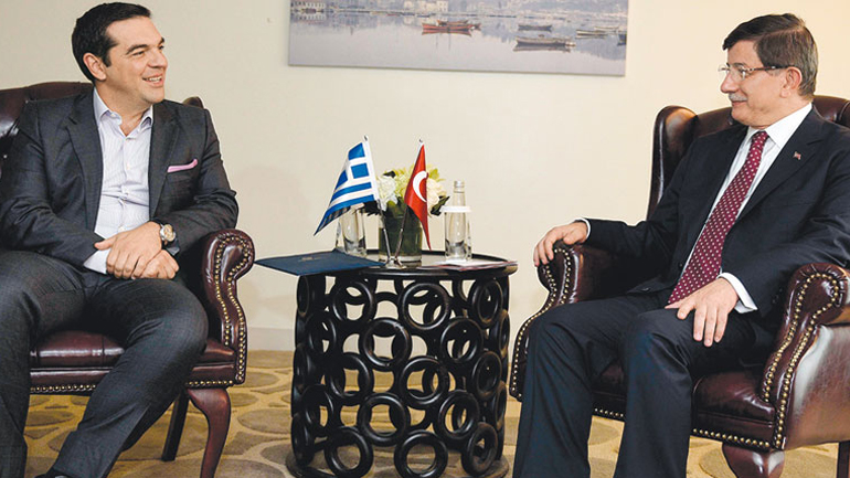 Τσίπρας-Νταβούτογλου θα δουν μαζί το φιλικό Ελλάδας-Τουρκίας