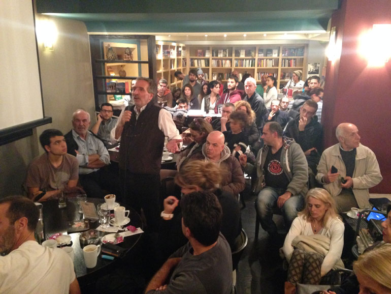 Ο Μάνος Δανέζης σε μια από τις δεκάδες ανοιχτές ομιλίες του στο κοινό...