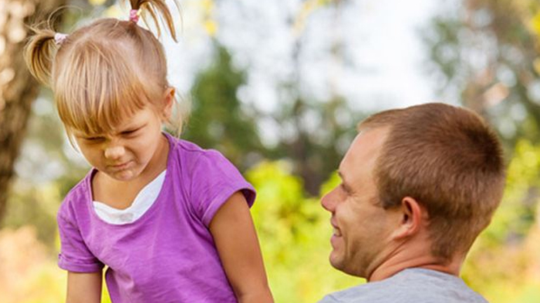 Πότε το παιδί βλέπει ανταγωνιστικά τον μπαμπά
