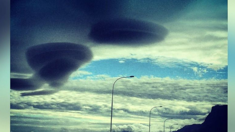 Περίεργοι σχηματισμοί στον ουρανό της Cape Town- Ο μετεωρολόγος έδωσε την εξήγηση