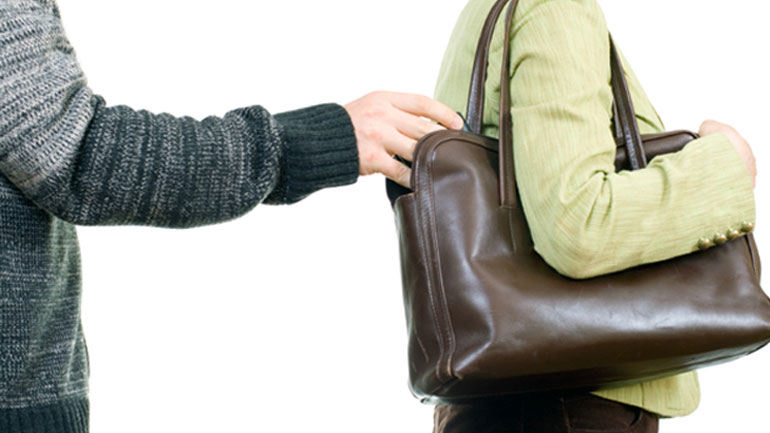 Λάρισα: Μαθητής έκλεβε πορτοφόλια από καθηγήτριες