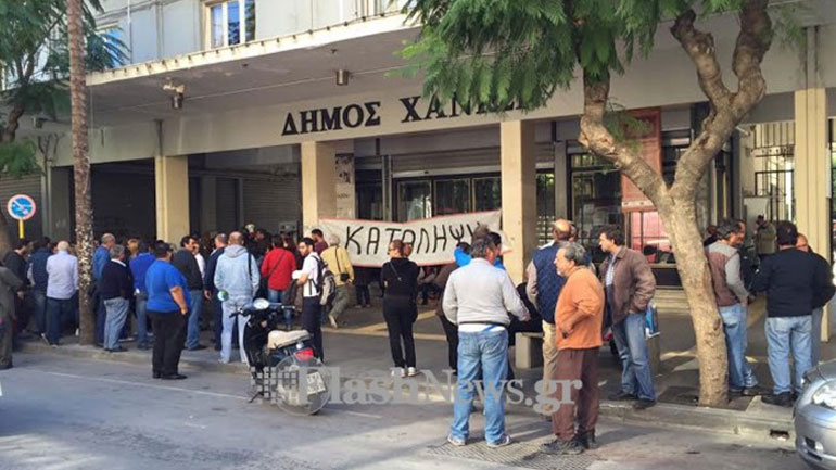 Κατέλαβαν το δημαρχείο Χανίων οι έμποροι των λαϊκών αγόρων