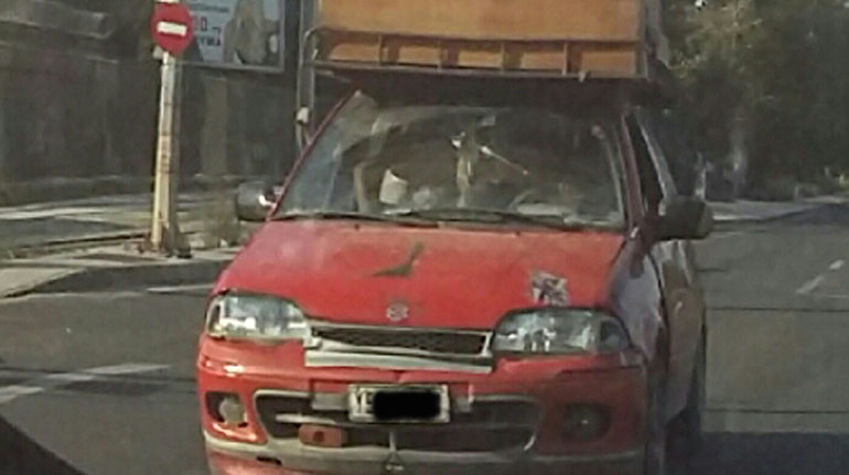 Μη σας φαίνετε περίεργο. Το συγκεκριμένο αυτοκίνητο κυκλοφορεί κανονικά στους ελληνικούς δρόμους!!!