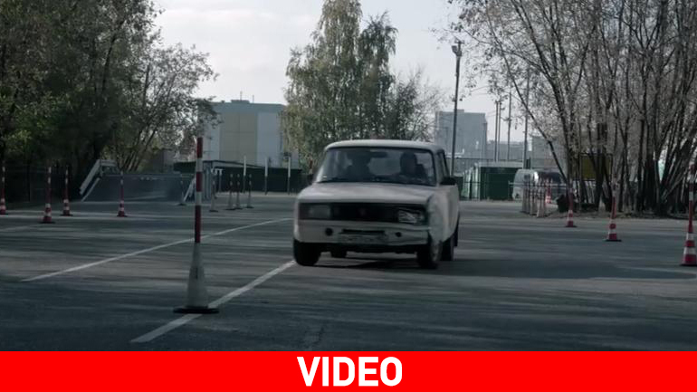 Οδηγός της F1 δίνει εξετάσεις για δίπλωμα οδήγησης