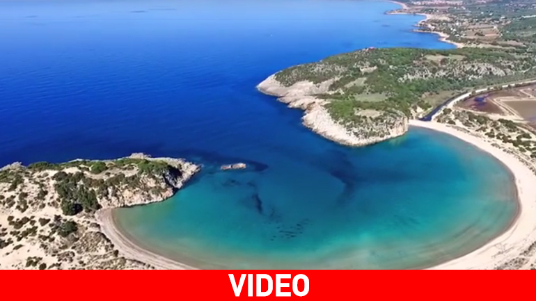 Tαξίδι με drone πάνω από την εξωτική παραλία Βοϊδοκοιλιά