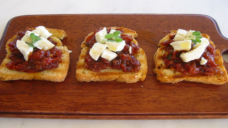 Φρυγανισμένο ψωμί με ψητά λαχανικά