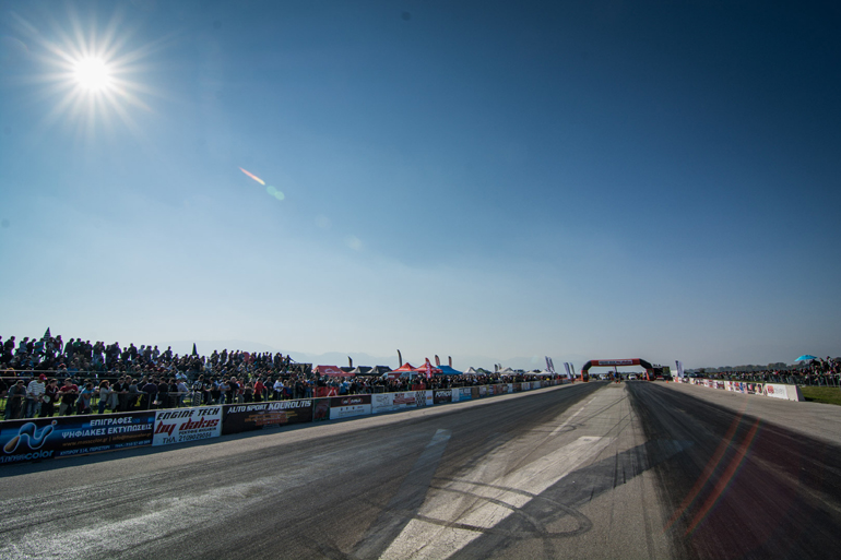 Ακόμα και αυτή την περίοδο ο κόσμος δίνει βροντερό παρών σε αγώνες Dragster!