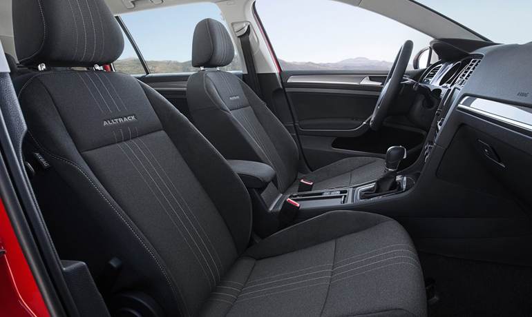 Στα καθίσματα είναι ραμμένο το λογότυπο της έκδοσης