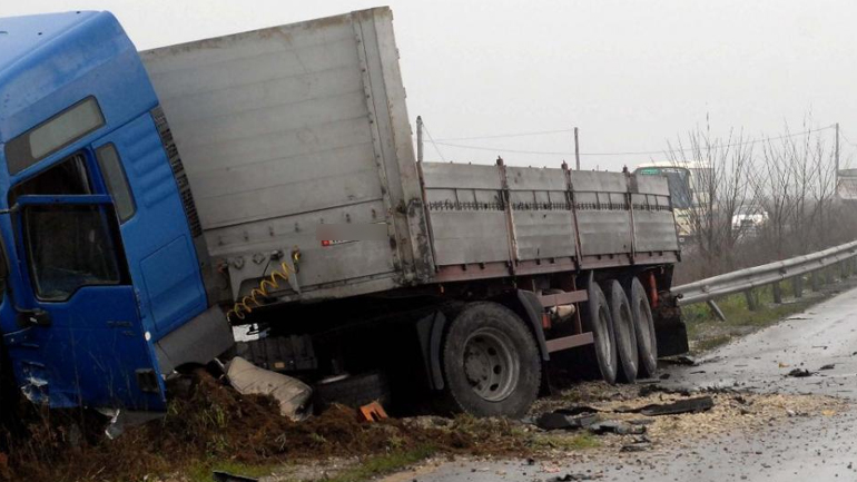 Ανατροπή φορτηγού στην Περιμετρική της Πάτρας