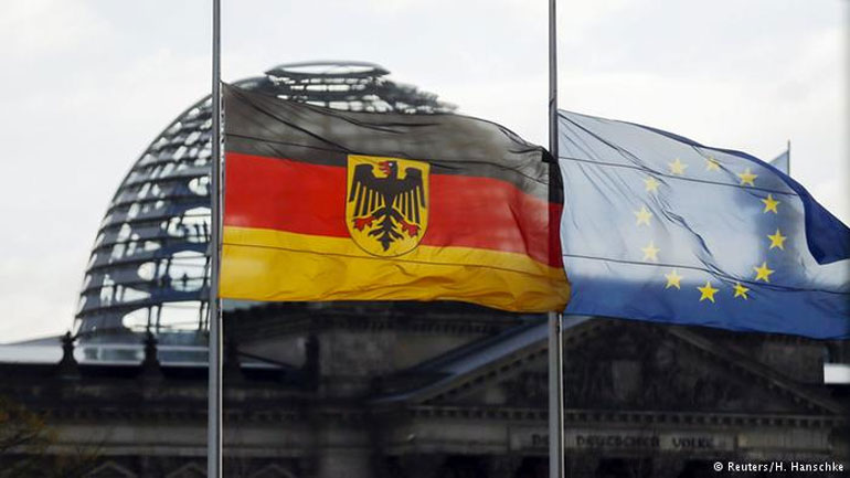 Γερμανία: Οι αντιδράσεις στο μακελειό του Παρισιού – Ντε Μεζιέρ: “Μην το συνδέουμε με το Προσφυγικό”