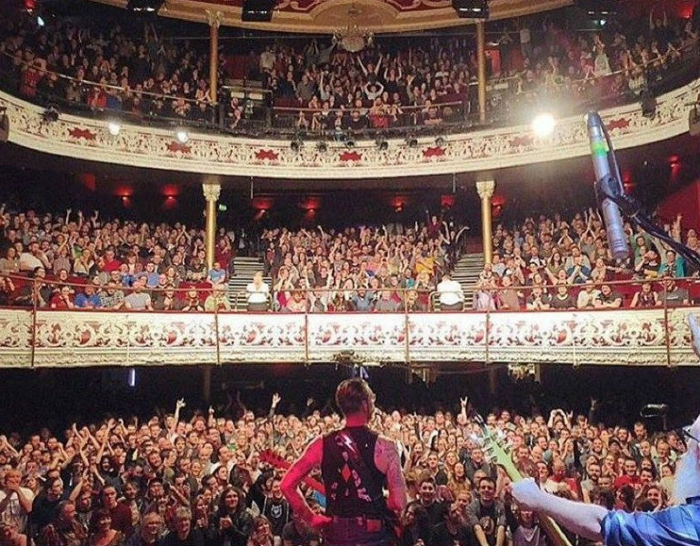 Στιγμιότυπο από τη συναυλία στο Μπατακλάν λίγο πριν την έφοδο των ενόπλων