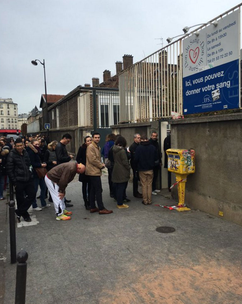 Μεγάλη ουρά έχει σχηματιστεί έξω από νοσοκομείο κοντά στο εστιατόριο Le Petit Cambodge, καθώς πολίτες προσέρχονται να δώσουν αίμα για τους τραυματίες