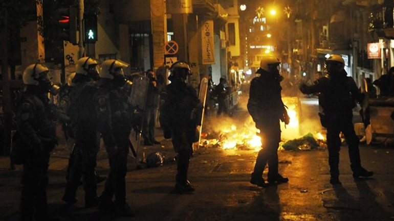 Eπιθέσεις με μολότοφ κατά διμοιριών στα Εξάρχεια