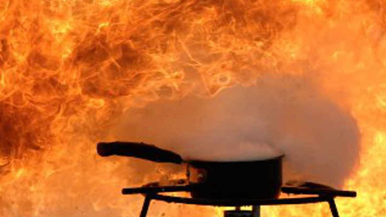 Ηράκλειο: Κινδύνεψε εστιατόριο από φωτιά στην κουζίνα