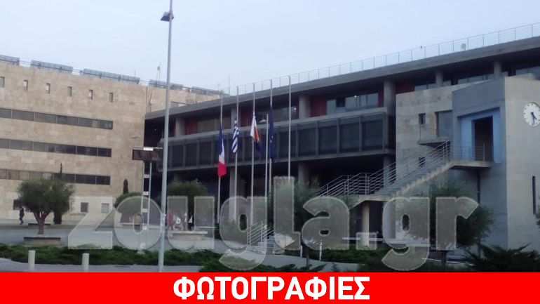 Η γαλλική σημαία στο Δημαρχείο Θεσσαλονίκης