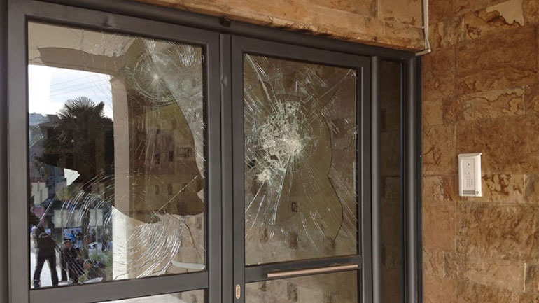 Κομοτηνή: Έσπασαν τις τζαμαρίες στο κτίριο της Περιφέρειας