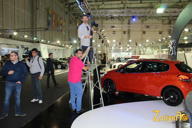 Τα αδέρφια Καραγιωργάκη επί το έργον... Αριστερά ο Γιάννης Μάριος Παπαδόπουλος αναζητά τα πλάνα του... 