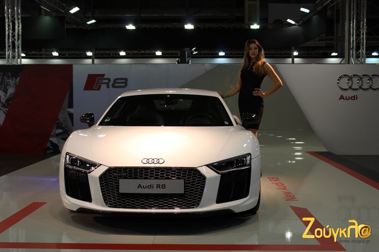 Audi R8 με κινητήρα 5.2 λίτρα και 540 ίππους. Έχει και τέτοια στην έκθεση. Αν είστε τυχεροί ίσως να ακούσετε και το V10 μοτέρ...