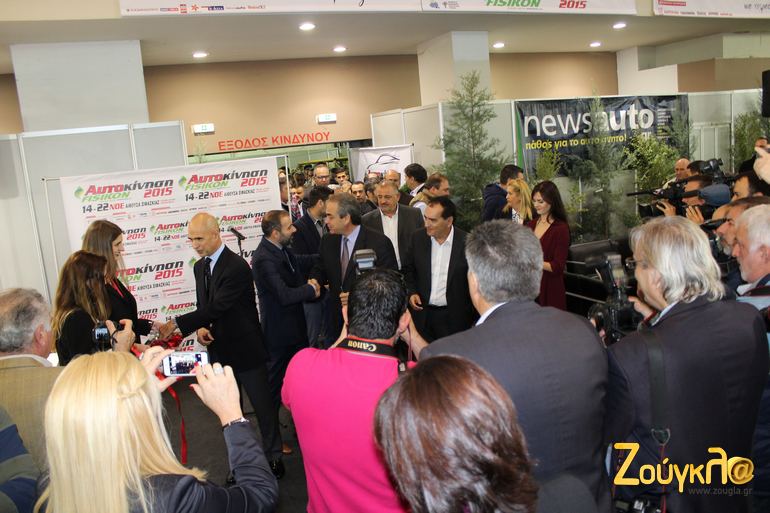 Τα εγκαίνια έγιναν και πλήθος κόσμου συρρέει στο χώρο της έκθεσης...