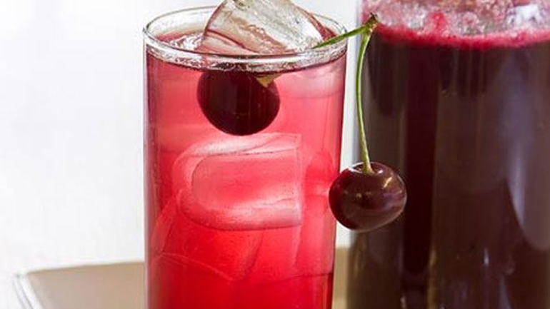 Απολαυστική σπιτική βυσσινάδα