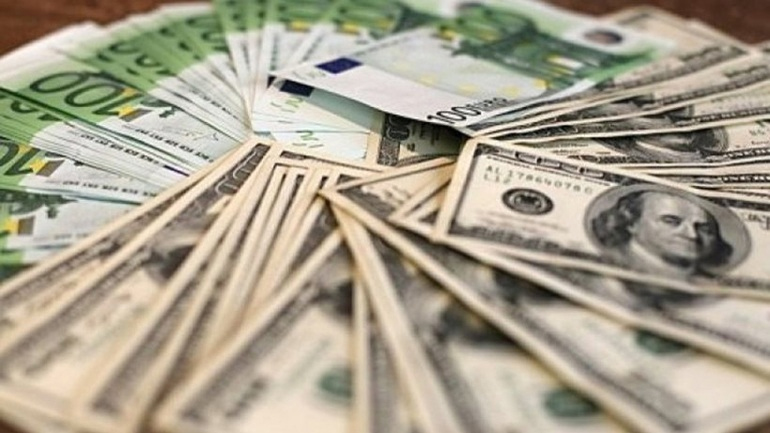 Υποχωρεί το ευρώ έναντι του δολαρίου