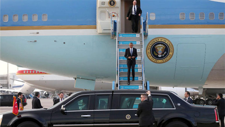 Ο Μπάρακ Ομπάμα ετοιμάζεται να επιβιβαστεί στην Cadillac (Δείτε το ύψος της...)