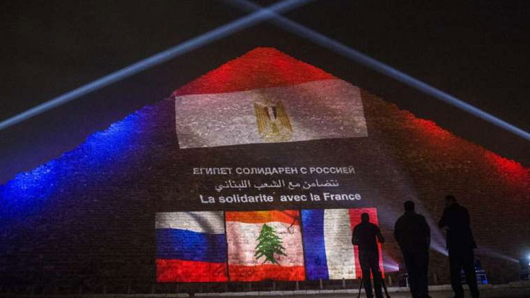 Στην πυραμίδα του Χέοπα ο φόρος τιμής στα θύματα του Παρισιού, της Βηρυτού και του ρωσικού αεροσκάφους Στην πυραμίδα του Χέοπα ο φόρος τιμής στα θύματα του Παρισιού, της Βηρυτού και του ρωσικού αεροσκάφους