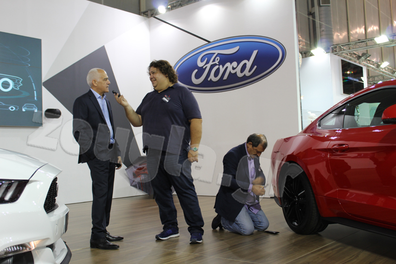 O πρόεδρος της Ford Νίκος Νοταράς μιλά στον Πάρι Ποντίκα και ο Κώστας Στεφανής γυαλίζει τα γυαλιά για να κάνει το δικό του έλεγχο στη νέα Ford Mustang...