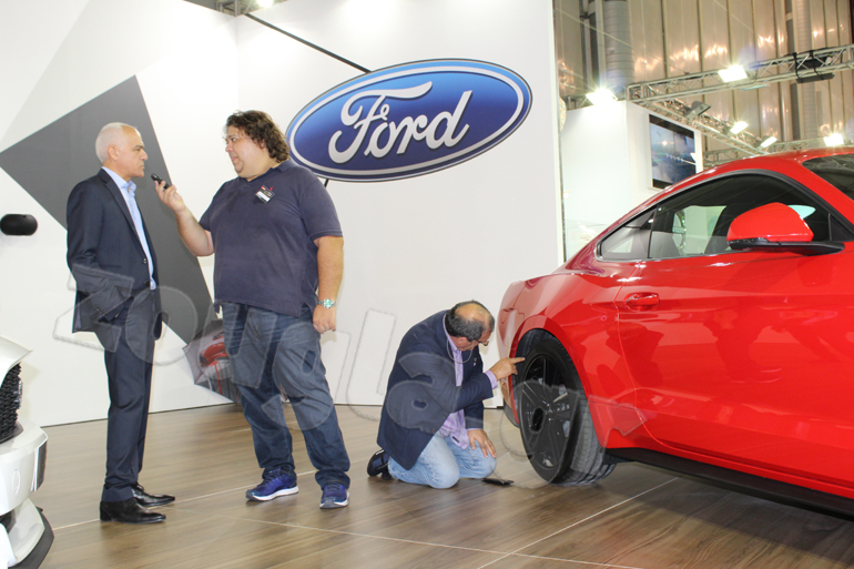 Με τόσους αγώνες και εμπειρία στην πλάτη του ο Κώστας Στεφανής κάτι θα ελέγχει... Εκτός και εάν κοιτάζει το πόσο φαγώθηκαν από την πρόσφατη βόλτα στου στην πίστα των Σερρών!!!