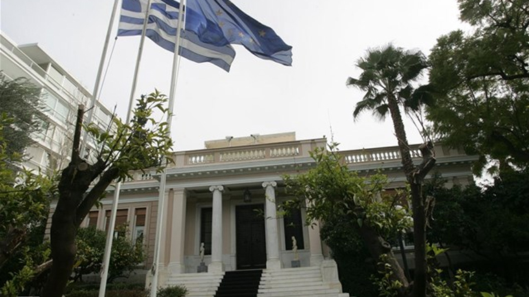 Μαξίμου: «Βελτιώθηκαν οι όροι προστασίας της α’ κατοικίας»