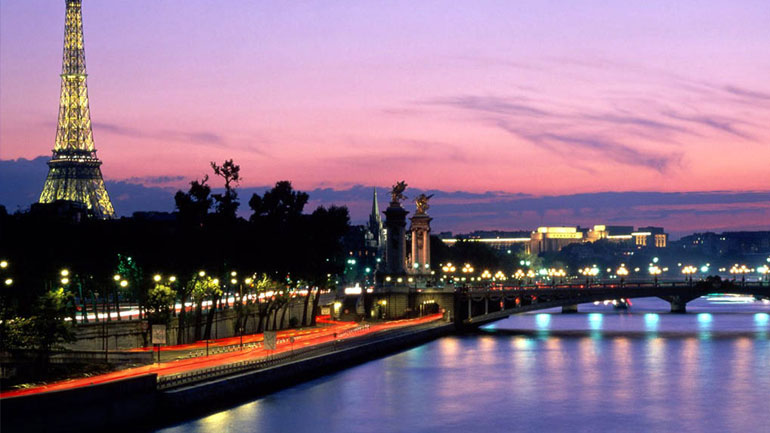 Το Pegida διαδηλώνει κατά των προσφύγων στη σκιά του Παρισιού Το Pegida διαδηλώνει κατά των προσφύγων στη σκιά του Παρισιού