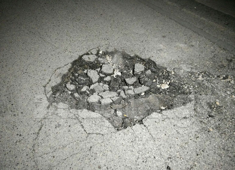 Το σημείο όπου προσέκρουσε ο βράχος και εν συνεχεία κύλισε προς το σπίτι της άτυχης γυναίκας