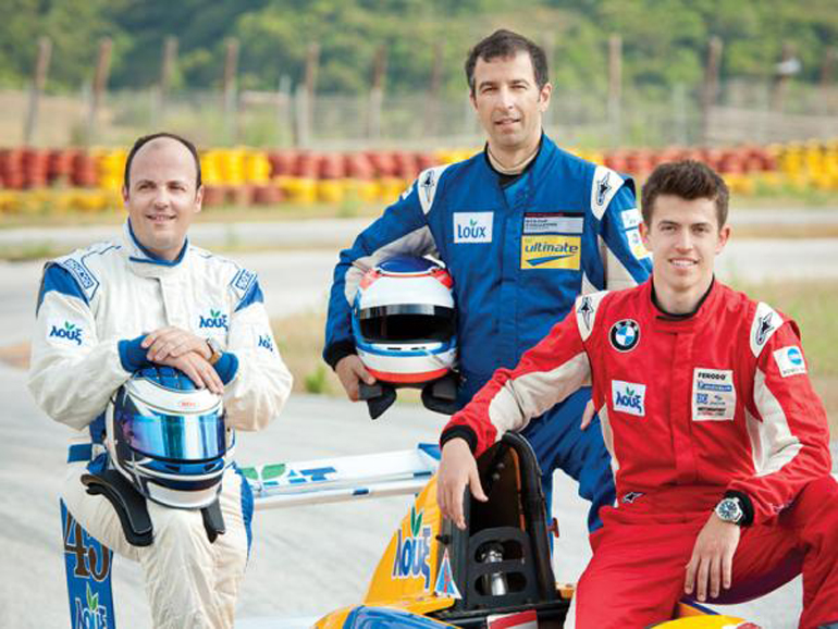 O πρόεδρος του Επιμελητηρίου Αχαΐας Πλάτωνας Μαρλαφέκας (στην φωτογραφία αριστερά) τρέφει ιδιαίτερη αγάπη για τους αγώνες. Στην φωτογραφία με τους Αντώνη Βόσσο και Γιώργο Κατσίνη, αθλητές που τρέχουν σε αγώνες του εξωτερικού... 