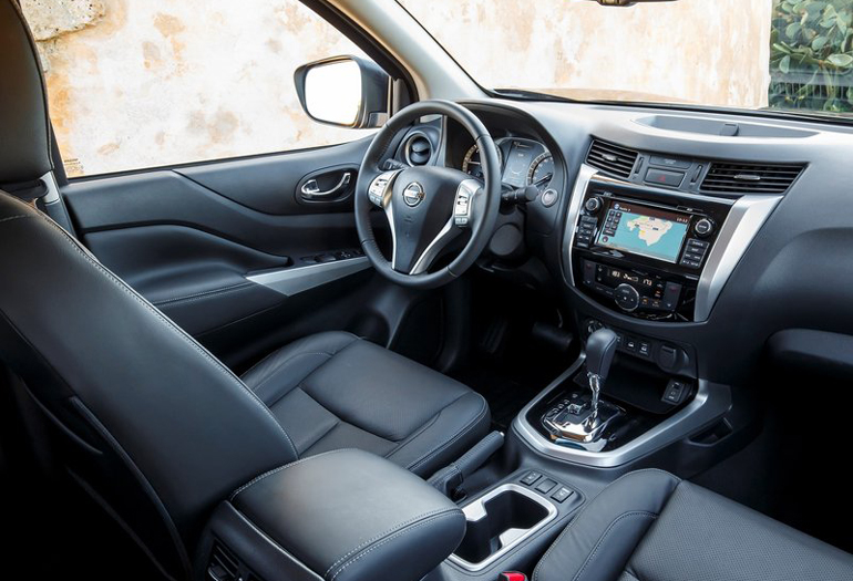 Όχι δεν έχουμε κάνει λάθος στην φωτογραφία. Το εσωτερικό είναι από το... 'αγροτικό' Navara και όχι από επιβατικό της Nissan!