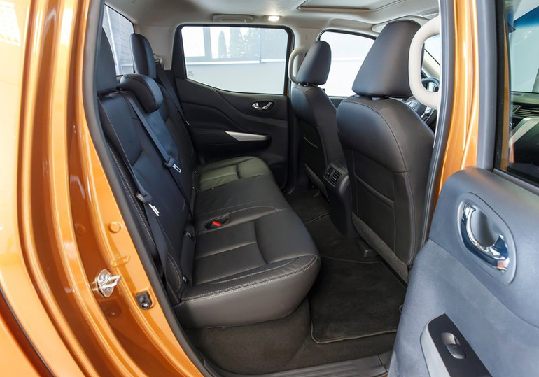 Εικόνα από το... 'αγροτικό' Navara και την πίσω σειρά καθισμάτων! Προσοχή δεν είναι το... Qashqai!!!