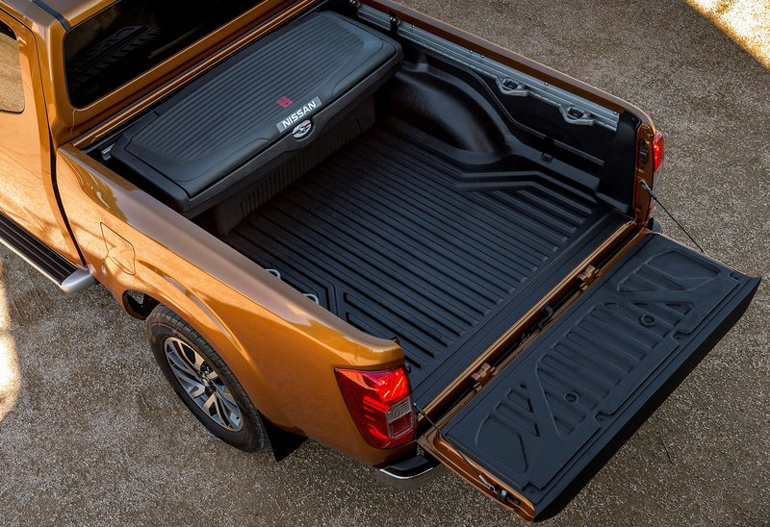 Η καρότσα μπορεί να καλυφτεί με ειδικό πλαστικό και να τοποθετηθεί ακόμα και χώρος για εργαλεία... 