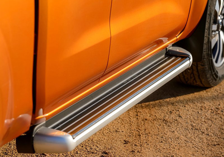 Σκαλοπάτια στα πλαινά... Πλήθος αξεσουάρ υπάρχεουν για το Nissan Navara!