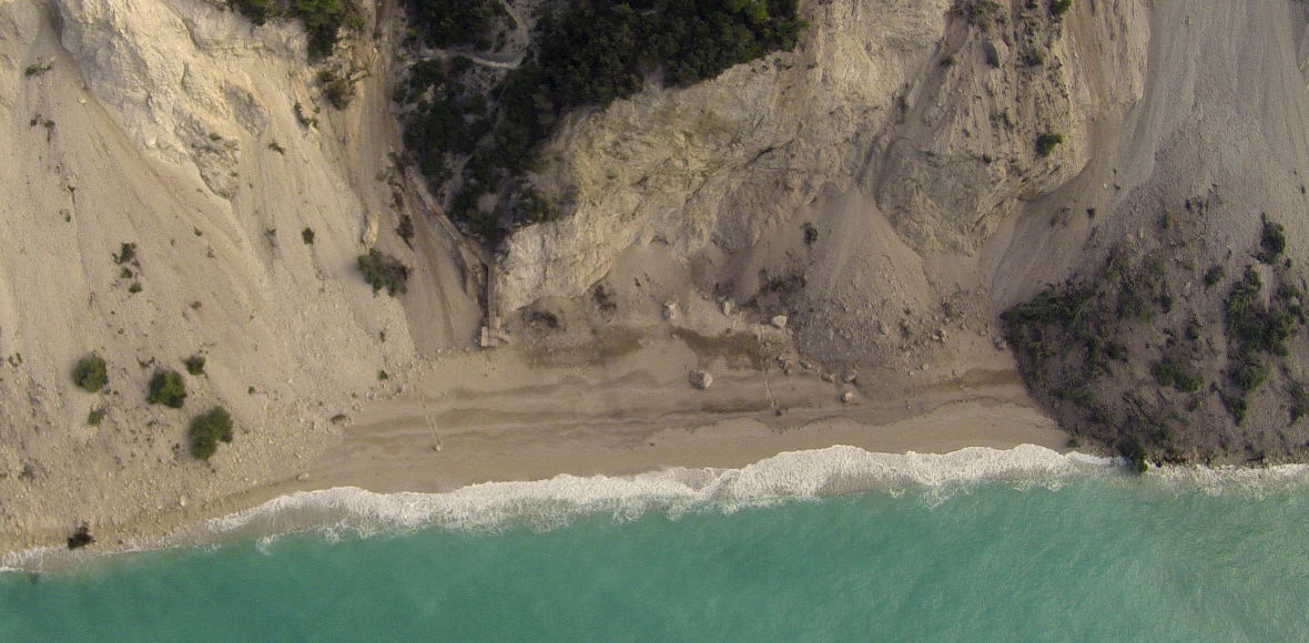 O σεισμός «κατάπιε» την παραλία των Εγκρεμνών Λευκάδας