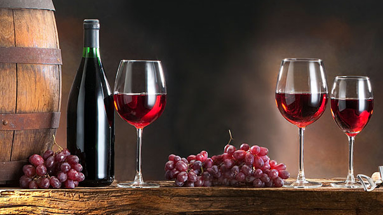 Αλεξιάδης στη Βουλή: «Επανεξετάζουμε το θέμα του κρασιού»