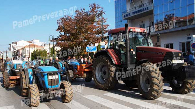 Με τα τρακτέρ οι αγρότες στην Εφορία της Πρέβεζας