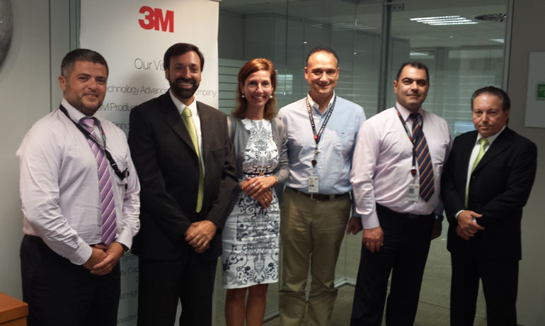 Οι Τάσος Κωνσταντινίδης (Προϊστάμενος Marketing προϊόντων Βιομηχανίας & Υποδομών της 3Μ HELLAS), Νικόλαος Γκουζέλος (Γενικός Διευθυντής της AUTOGLASSFIT A.E.), Μarina Fernhout-Mollemans (Γενική Διευθύντρια της 3Μ HELLAS), Ίων Βορεόπουλος (Εμπορικός Διευθυντής Προϊόντων Βιομηχανίας, Ηλεκτρονικών & Ενέργειας & Γραφικών της 3Μ HELLAS), Μανώλης Πράσινος (Προϊστάμενος Πωλήσεων προϊόντων Αυτοκινήτου & Marine της 3Μ HELLAS) και Γιάννης Φαλαγγάς (Επιθεωρητής Δικτύου Πωλήσεων της AUTOGLASSFIT A.E.).