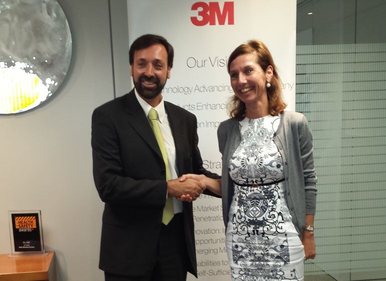 Ο Νικόλαος Γκουζέλος, Γενικός Διευθυντής της AUTOGLASSFIT A.E. με την Marina Fernhout-Mollemans, Γενική Διευθύντρια της 3Μ HELLAS