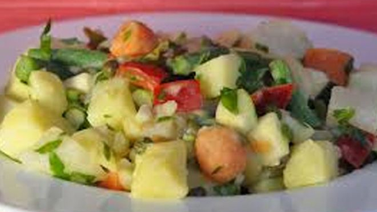 Πλούσια πατατοσαλάτα με ποικιλία λαχανικών